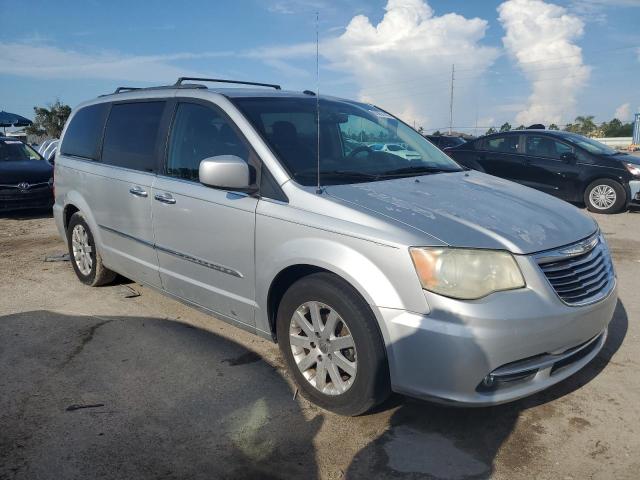 62062143-2011-chrysler-minivan_4