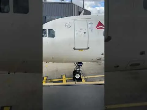 Jetbridge connecting to delta Plane