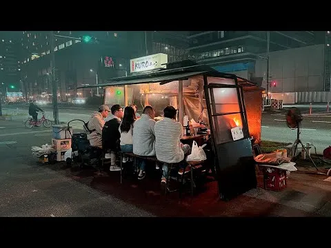 serving-charcoaled-chicken-at-one-of-fukuokas-best-yatai-9584