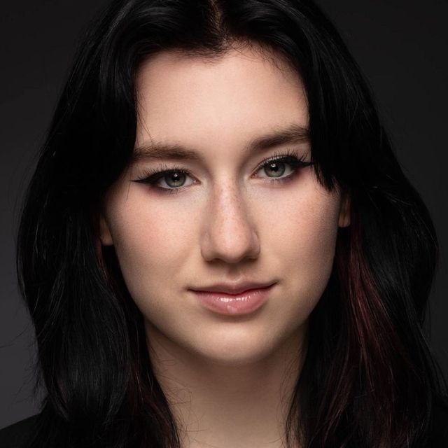 Emily Kiesling (emily.mae.mua)